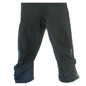 Black lululemon crop reflective 6